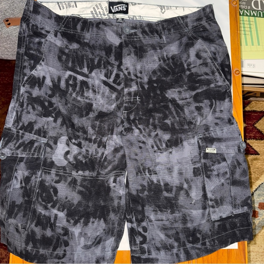 SOLD Vans Black Cargo Shorts Urban Style Size 34
Great condition! 
#Skater